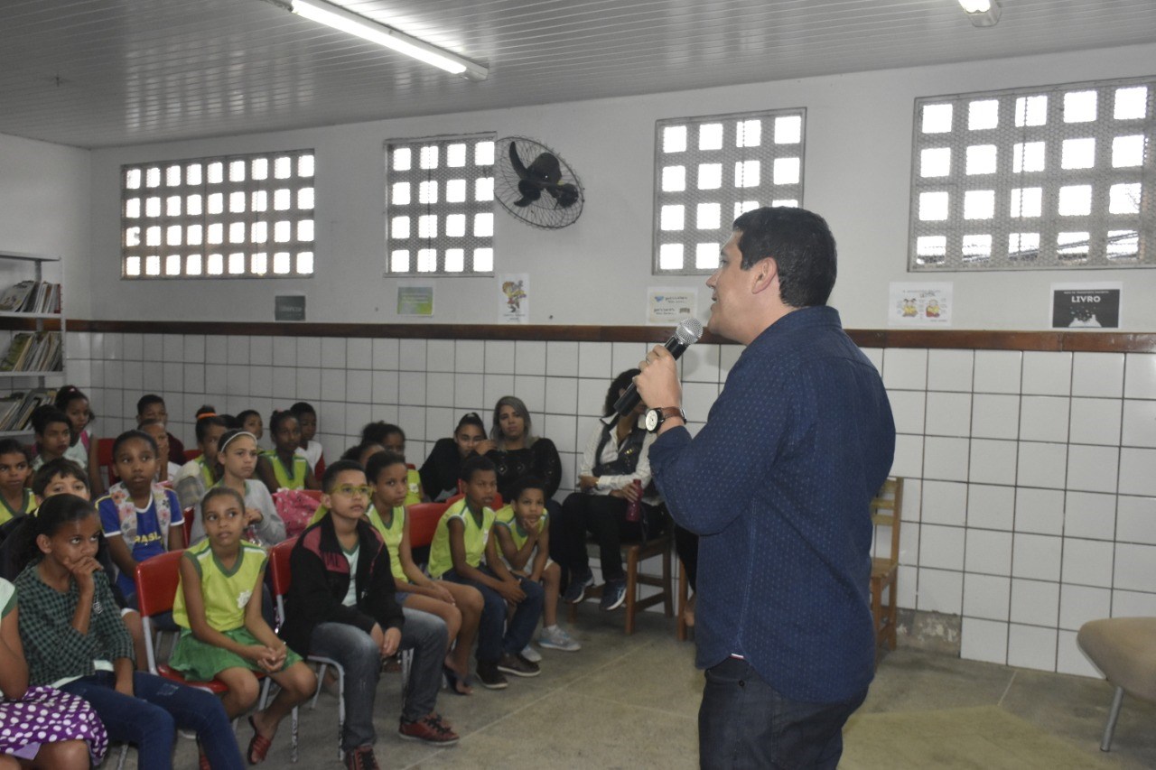 Camacã: Projeto Encontro com Escritor visita o Grupo Escolar Luíza Vargens

